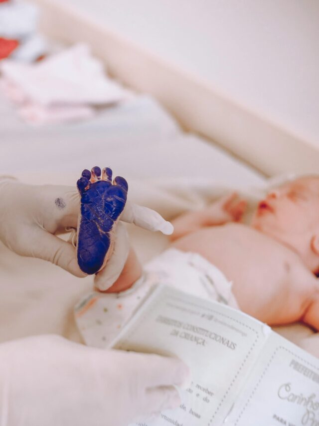 bebê com tinta no pé