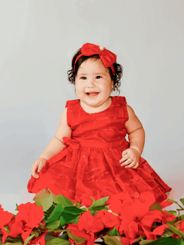 Como Vestir o Bebê - uma bebê de vestido vermelho