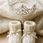 uma coroa delicada de prata ou um par de sapatinhos de tricô brancos bem clássicos.